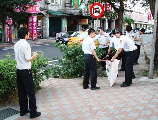 役男於社區進行打掃服務