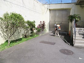 走道進行消毒作業