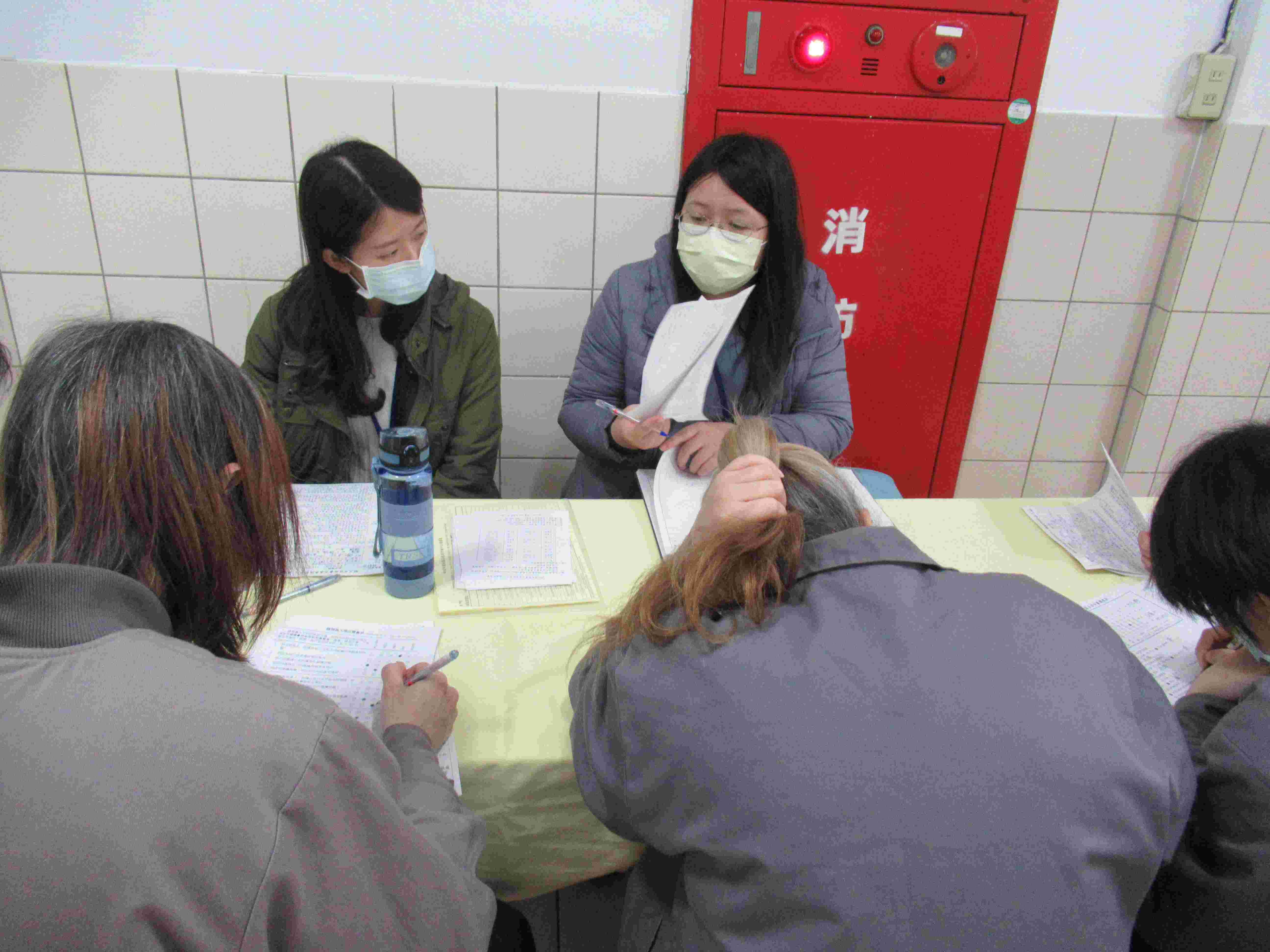 個管師為收容人回答問題
