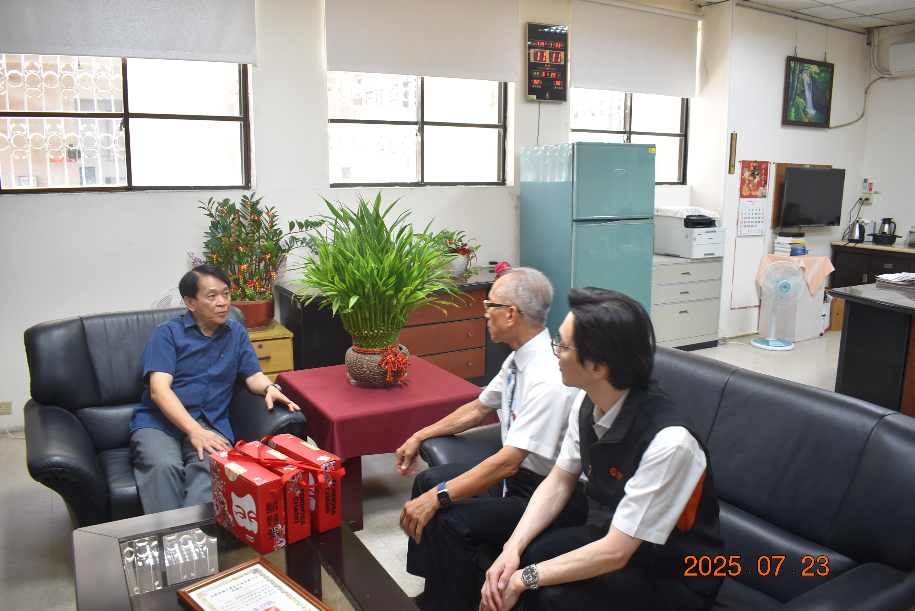 1.朱介民所長向鬍鬚張會長張永昌說明所務運作現況